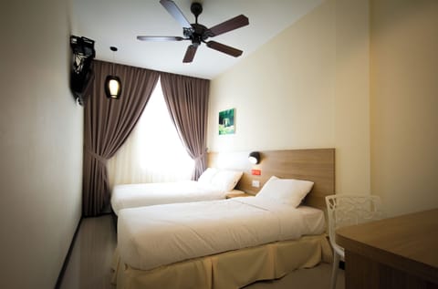 Deluxe Triple Room | Desk, free WiFi, bed sheets