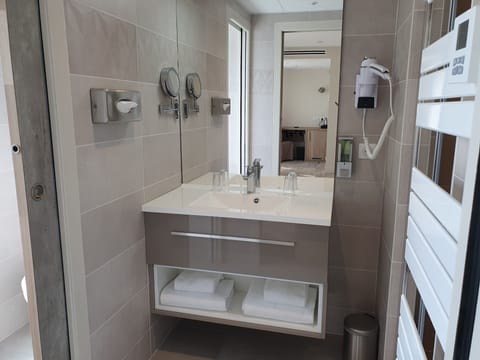 Chambre Prestige | Bathroom | Shower, hair dryer, towels, soap