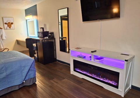 Standard Room, 1 Queen Bed | Desk, iron/ironing board, free WiFi, bed sheets