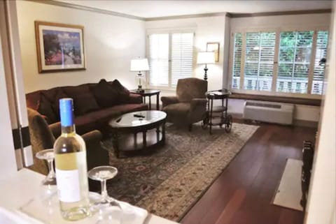 1 Bedroom Suite, 1 King Bed | Living area | Flat-screen TV