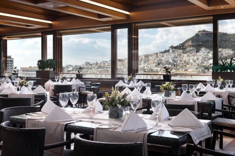2 restaurants; breakfast, lunch, and dinner served