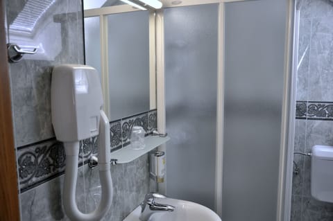 Standard Double Room | Bathroom | Shower, hair dryer, towels
