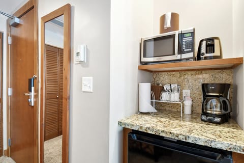 Room (Sundial Lodge) | Private kitchenette | Fridge, microwave, coffee/tea maker, toaster