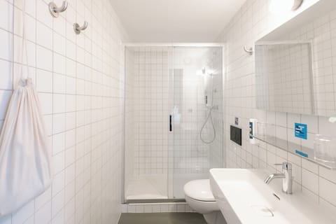 Comfort Quadruple Room | Bathroom | Shower, hair dryer, soap, shampoo