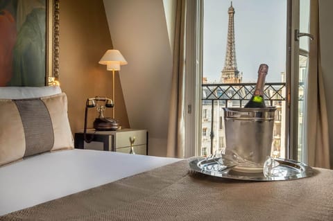 Double room with Eiffel tower view | Hypo-allergenic bedding, minibar, in-room safe, desk