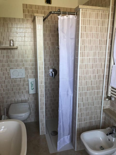 Shower, free toiletries, hair dryer, bidet