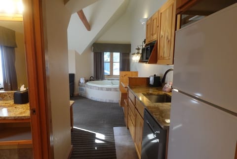 Romantic Studio Suite, 1 Bedroom | Iron/ironing board, WiFi, bed sheets, wheelchair access