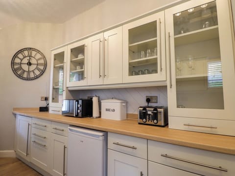 Cottage | Private kitchen | Dishwasher, cookware/dishes/utensils