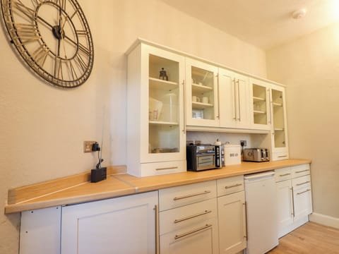 Cottage | Private kitchen | Dishwasher, cookware/dishes/utensils