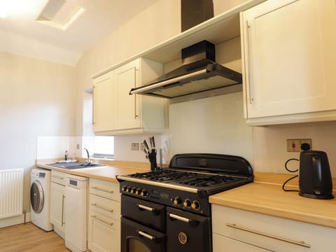 Cottage | Private kitchen | Dishwasher, cookware/dishes/utensils
