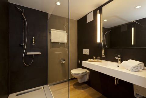 Junior Suite | Bathroom | Deep soaking tub, designer toiletries, hair dryer, bathrobes