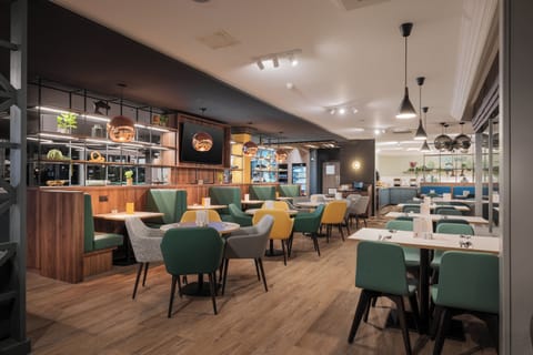 Breakfast, lunch, dinner served; international cuisine 