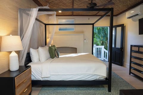 Deluxe King Studio | Egyptian cotton sheets, premium bedding, individually decorated