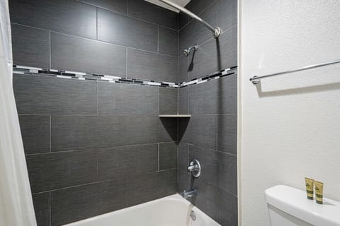 Room, 2 Queen Beds | Bathroom | Combined shower/tub, towels