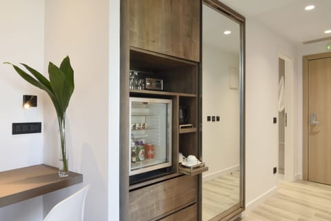 Triple Room | Minibar, in-room safe, desk, blackout drapes