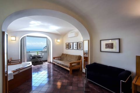 Studio Suite (Edificio Separato) | Minibar, in-room safe, desk, soundproofing
