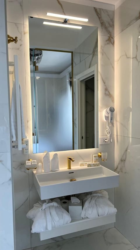 Junior Double Room, Sea View | Bathroom | Shower, rainfall showerhead, free toiletries, hair dryer