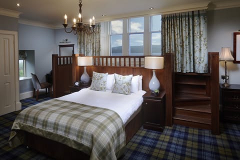 Feature King Room | Desk, laptop workspace, free WiFi, bed sheets