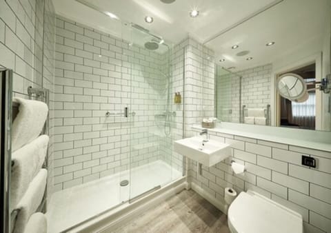 Combined shower/tub, free toiletries, hair dryer, towels