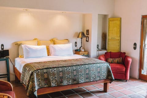 Smoketree Deluxe Jacuzzi King | Premium bedding, individually decorated, individually furnished