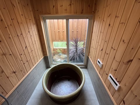 Separate tub and shower, towels