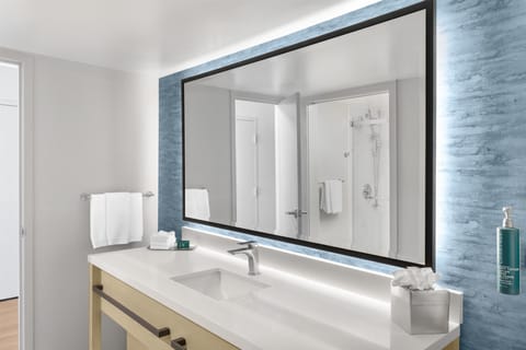 Junior Suite, Non Smoking | Bathroom shower