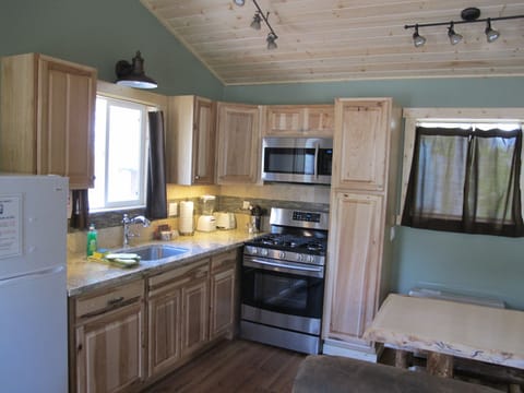 Family Cabin (Cottonwood) | Private kitchen | Fridge, microwave, oven, stovetop