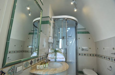 Panoramic Double Room, Sea View | Bathroom | Hydromassage showerhead, designer toiletries, hair dryer, slippers