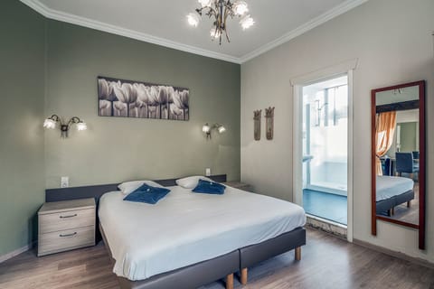 Family Suite | In-room safe, desk, iron/ironing board, free cribs/infant beds