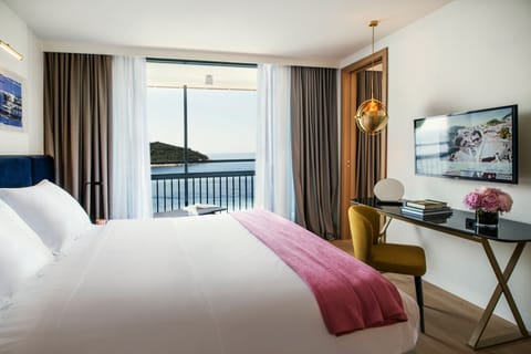Executive Suite, Balcony, Sea View | Minibar, in-room safe, individually furnished, desk
