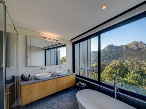 Villa Verte Deluxe Mountain room | Bathroom | Slippers