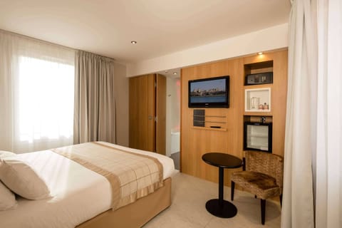 Executive Room, 1 King Bed, Non Smoking, Terrace | Premium bedding, Select Comfort beds, in-room safe, desk