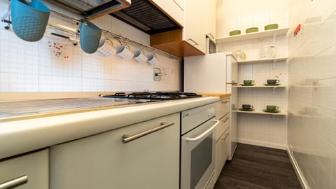 Apartment (1 Bedroom) | Private kitchen | Microwave, oven, dishwasher, electric kettle
