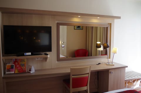 Exclusive Quadruple Room, 1 Bedroom | Minibar, in-room safe, desk, soundproofing