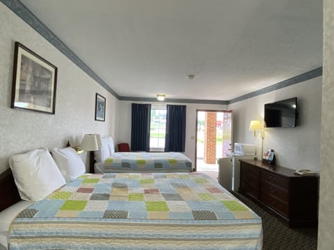 Standard Room, 2 Double Beds | Desk, free WiFi, bed sheets