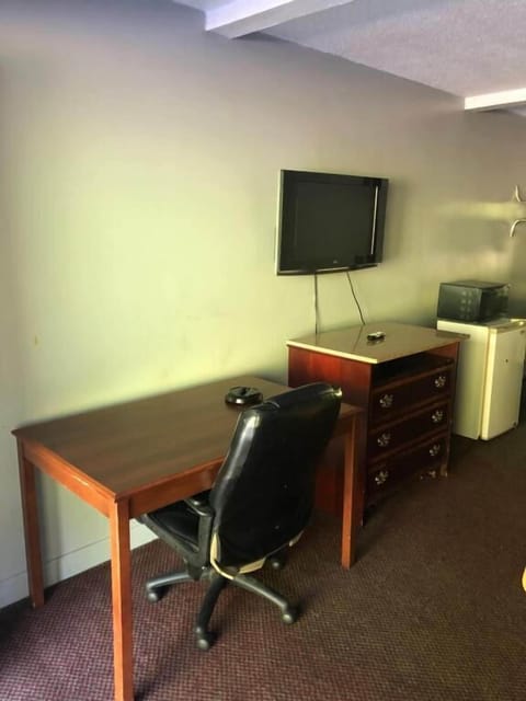 Economy Room | Desk, blackout drapes, free WiFi, bed sheets