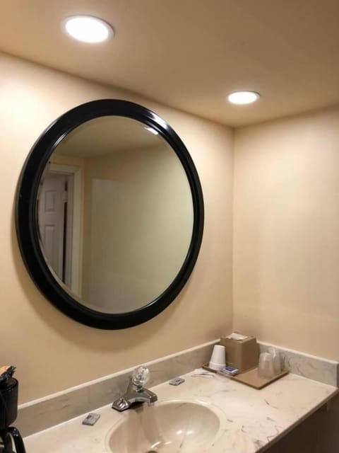 Combined shower/tub, towels