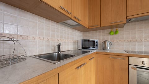 Apartment (2 Bedrooms) | Private kitchen | Fridge, microwave, oven, stovetop