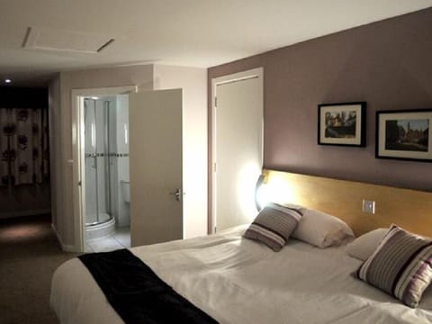 Suite, Ensuite (2 Adults 2 Children) | Desk