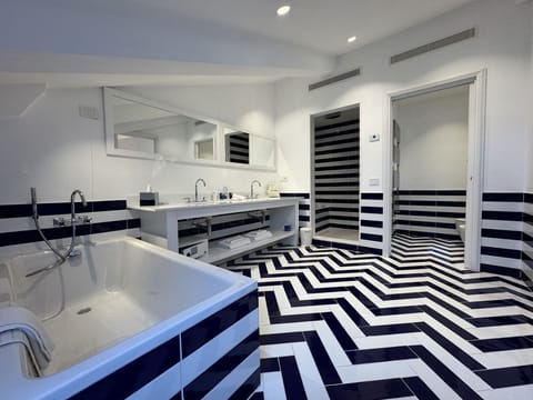 Combined shower/tub, free toiletries, hair dryer, bidet