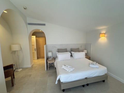 Pillowtop beds, minibar, in-room safe, desk