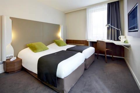 Standard Room, 2 Twin Beds | Premium bedding, individually decorated, desk, blackout drapes