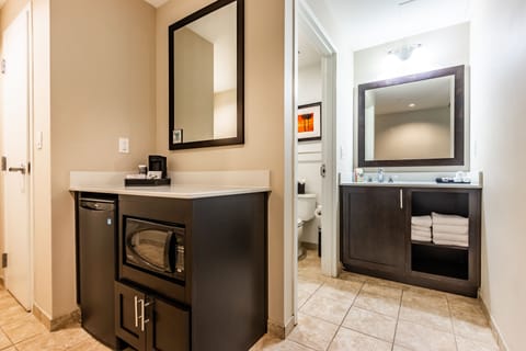 Premium bedding, in-room safe, desk, blackout drapes