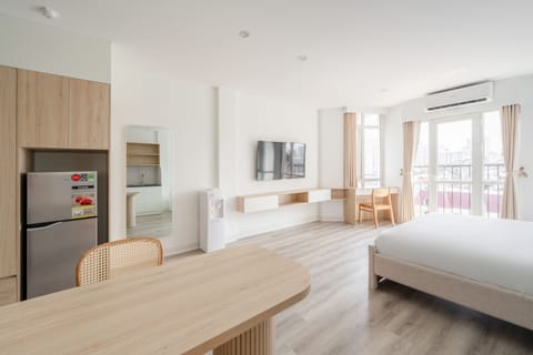 Deluxe Studio Suite, Balcony, City View | Egyptian cotton sheets, hypo-allergenic bedding, Select Comfort beds
