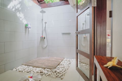 Premium Double Room (VIP Room) | Bathroom | Free toiletries, hair dryer, towels