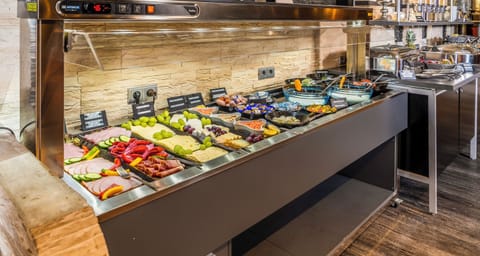 Daily continental breakfast (EUR 16 per person)