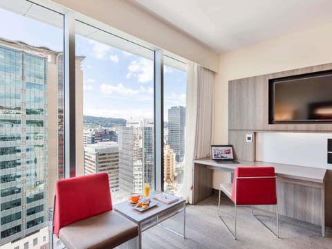 Executive Room, 1 King Bed | Premium bedding, in-room safe, desk, laptop workspace