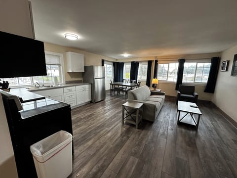 Executive Suite, 1 Queen Bed with Sofa bed | Living area