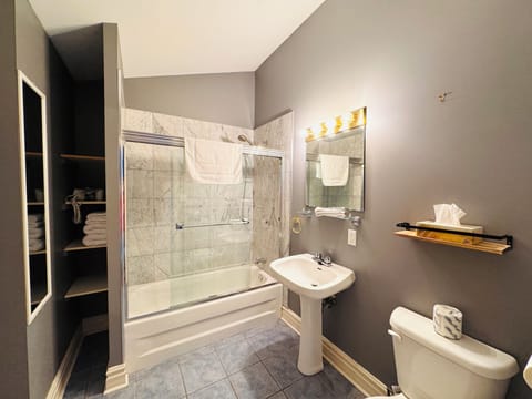 Comfort Double Room | Bathroom | Combined shower/tub, hair dryer, towels