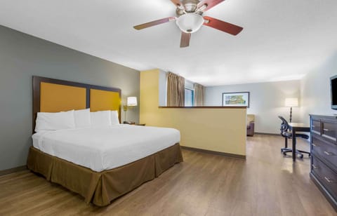 Deluxe Studio, 1 King Bed with Sofa bed, Non Smoking | Desk, laptop workspace, free WiFi, bed sheets